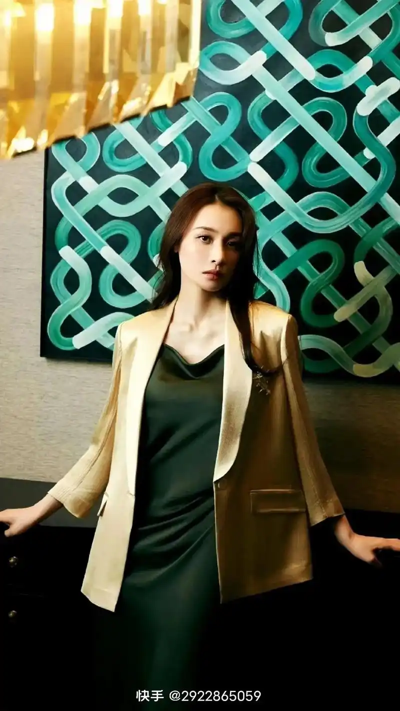 日出生于浙江省温州市毕业于北京现代音乐研修学院中国内地影视女演员