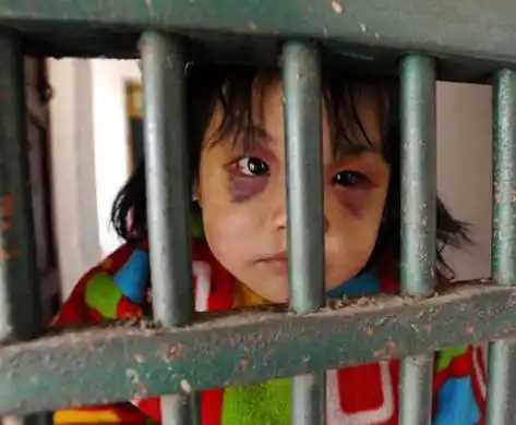 父母遗弃12岁以内的儿童,重则坐牢长达7年,或罚款,或两者兼施.