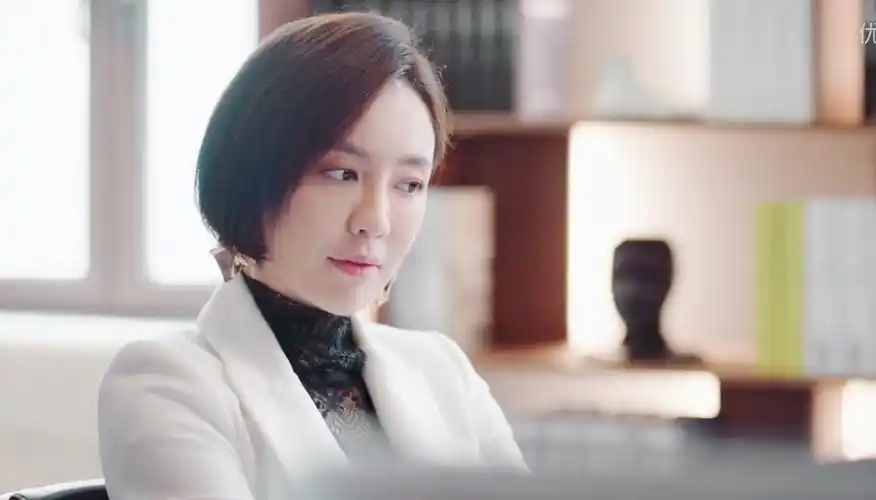 《我的保姆手册》吕佳容走路带风 高级气质演绎职场女精英