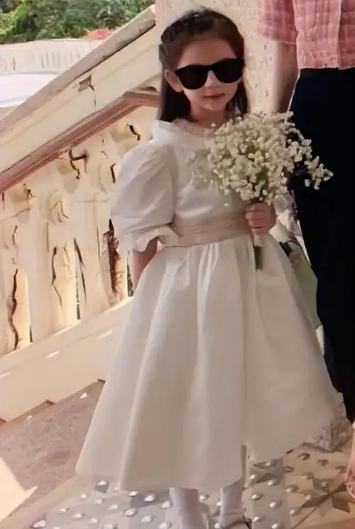 方媛携爱女亮相婚礼,姐姐神似郭天王,姐妹花童萌翻全场!