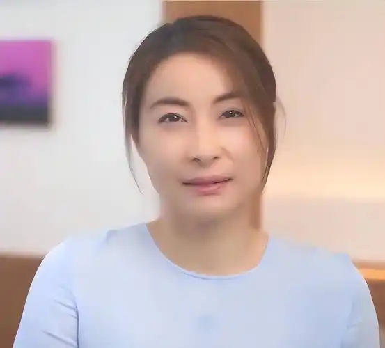 霍启刚晒全家福为郭晶晶过母亲节,3个孩子出镜像复制粘贴_豪门_女明星