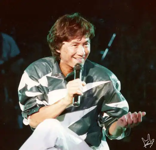 p>许冠杰,1948年9月6日出生于广东省广州市,中国香港男歌手,演员