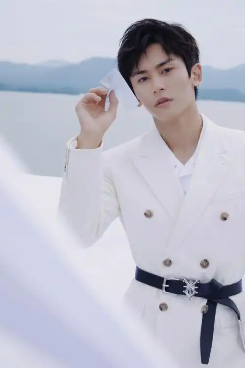 p>张哲瀚,1991年5月11日出生于江西省新余市,中国内地影视男演员