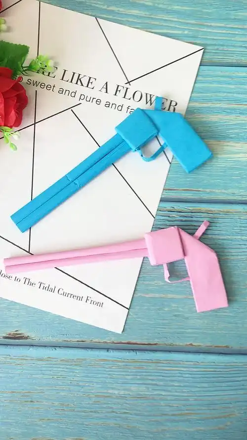 亲子手工给孩子做两把折纸小手枪小朋友可喜欢了快给你家宝宝也安排上