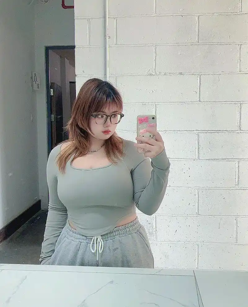 150斤大码穿搭 灰色系运动风ootd.hello宝子们,这 - 抖音