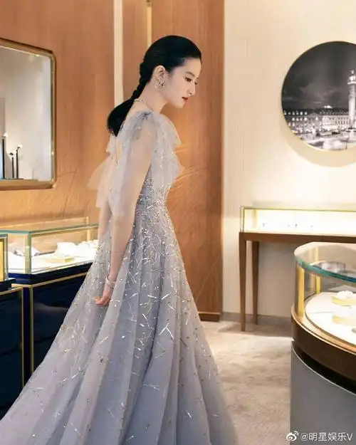 刘亦菲#深v亮钻雾蓝纱裙高冷优雅,仙女气好浓!