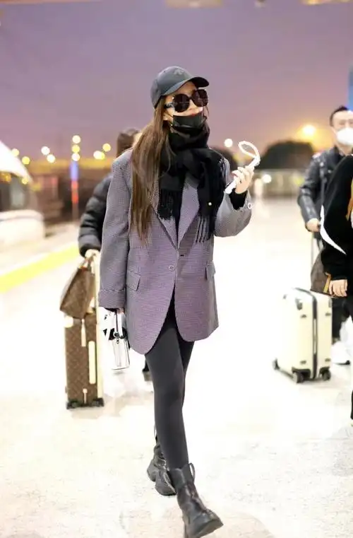 明星们出行的穿搭也很有看点,刘亦菲长得漂亮,气质好也很会穿搭,她的