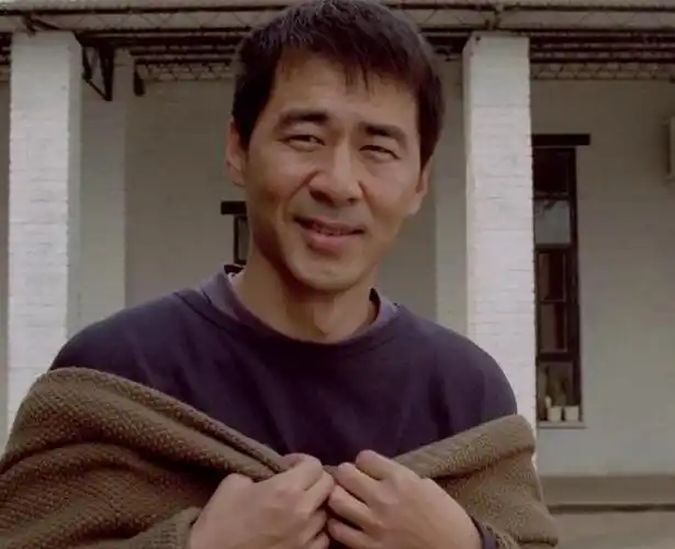 在这部电影里,陈建斌 31 岁,年纪不轻,俗话说谁年轻时不是个大帅哥,但