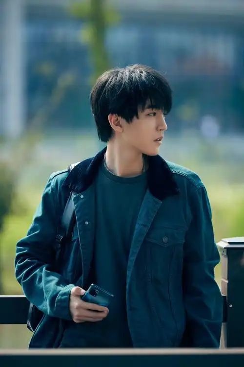 王俊凯重生之门西装造型新剧照今晚西装小庄正式上线