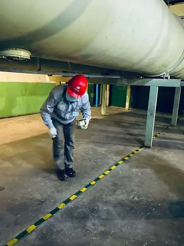 队党支部全体党员组成三创突击队,进行一二期发电机6米区域接地排刷漆