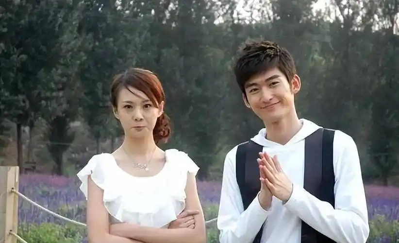 与张翰的五年感情结束后,郑爽又与胡彦斌有过短暂的七个月恋情.