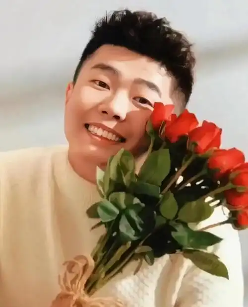 周九良,本名周航,别名小先生.德云社演员,主攻捧哏,搭档孟鹤堂.