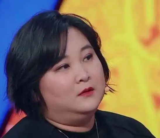 明星现实中真的很漂亮吗?网友:身材瘦成"纸片",香水味巨浓