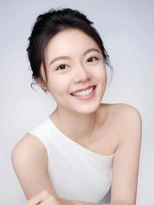 赵今麦如今已长大成人,她不仅身材绝佳,颜值出众,更展现出了与年龄