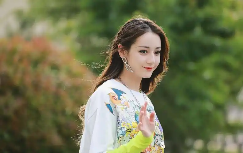 迪丽热巴私服亮眼,荧光t配短裤清新明媚,穿长筒袜显少女__财经头条