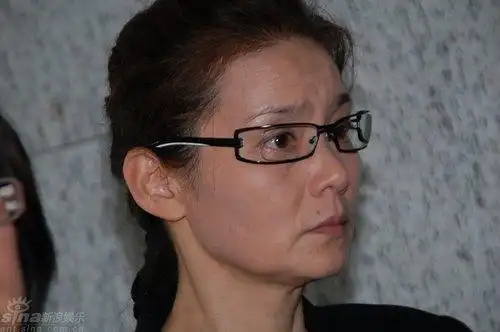 图文:谢晋追悼会上海举行--潘虹紧锁眉头