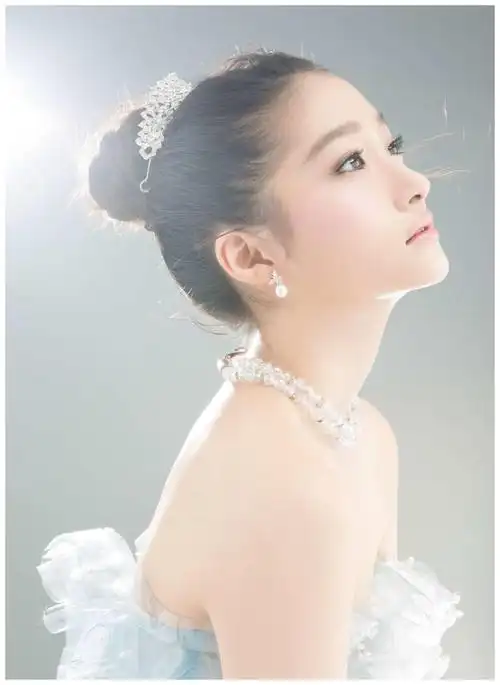 关晓彤婚纱造型惊艳全场,网友:鹿晗太有艳福了