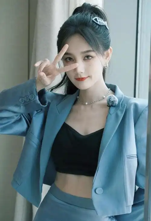 李一桐笑起来太养眼了,穿辣妹上衣搭喇叭牛仔裤,秀腹肌美翻天