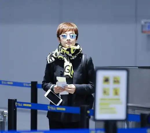 孙俪邓超出发参加金马奖,机场全黑look气场全开,简直帅翻了!