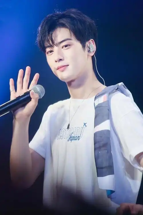 脸蛋天才车银优穿白色短t好逆天又帅又仙儿吊打一众小鲜肉