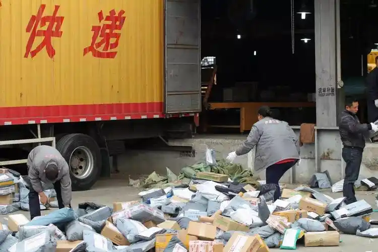 周刊表示,目前公司已经发布调价通知,在今年双十一期间,寄快递的费用