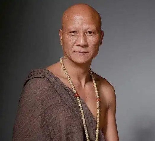 他被称为"国宝级坏蛋",出道35年专演坏人,娶了还珠格格里的她