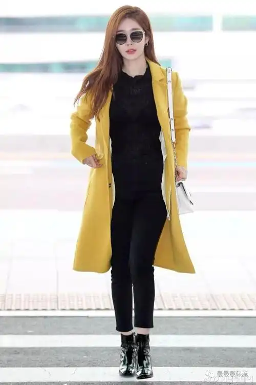 黑色紧身裤勾勒一双细长的腿,明黄色大衣裹住刘仁娜姣好的身材.