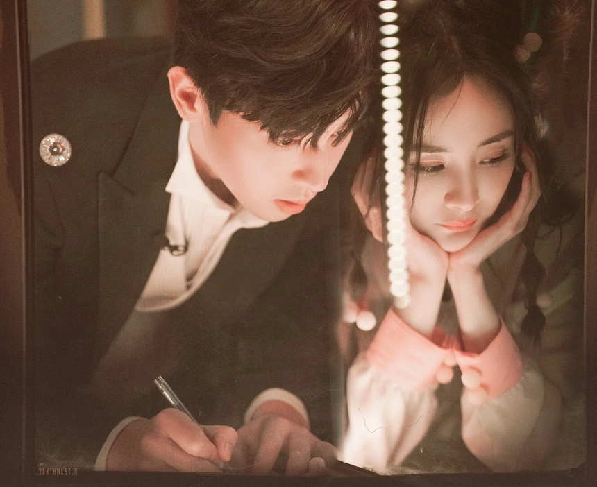 杨幂和邓伦因害怕抱在一起引热议镜头被放大后网友超甜