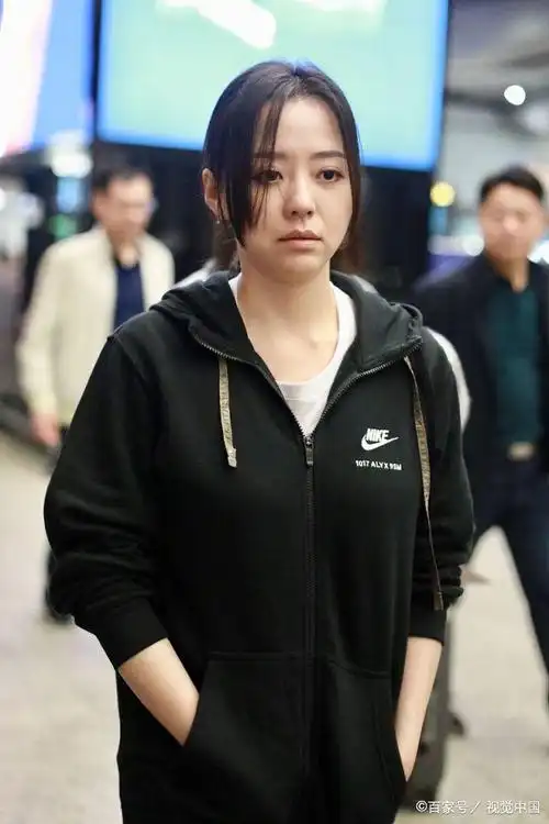 张靓颖素颜现身机场,穿运动装略显憔悴,被粉丝逗笑表情可爱