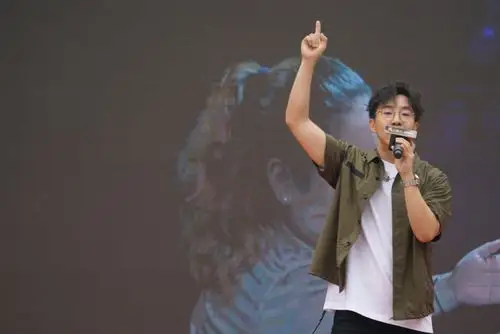 打开凤凰新闻,查看更多高清图片在《中国好声音》第四季,孙伯纶就参加