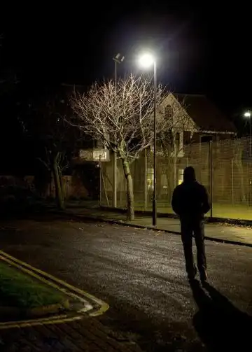 路灯下男生失落背影