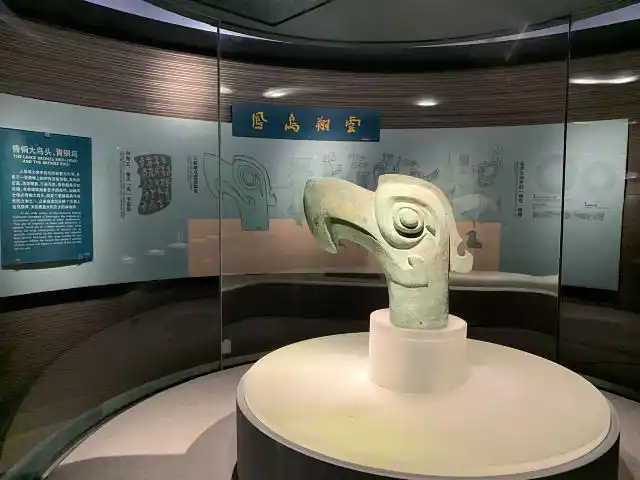 三星堆博物馆两个展馆令人一步一惊叹,高鼻突眼招风耳的"外星人"气场