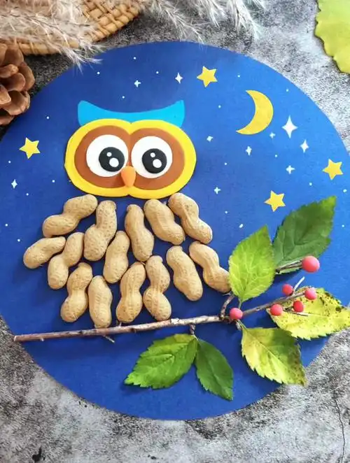 用秋收的花生壳和树枝来做猫头鹰创意贴画吧 树叶贴画 废物利用-度小