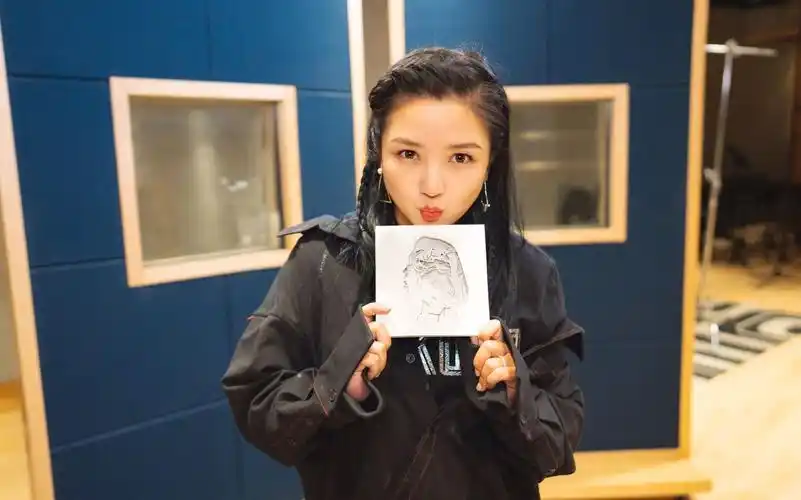 何洁为新歌晒落泪照楚楚可怜,生三胎后身材圆润未瘦身,名字测分算命