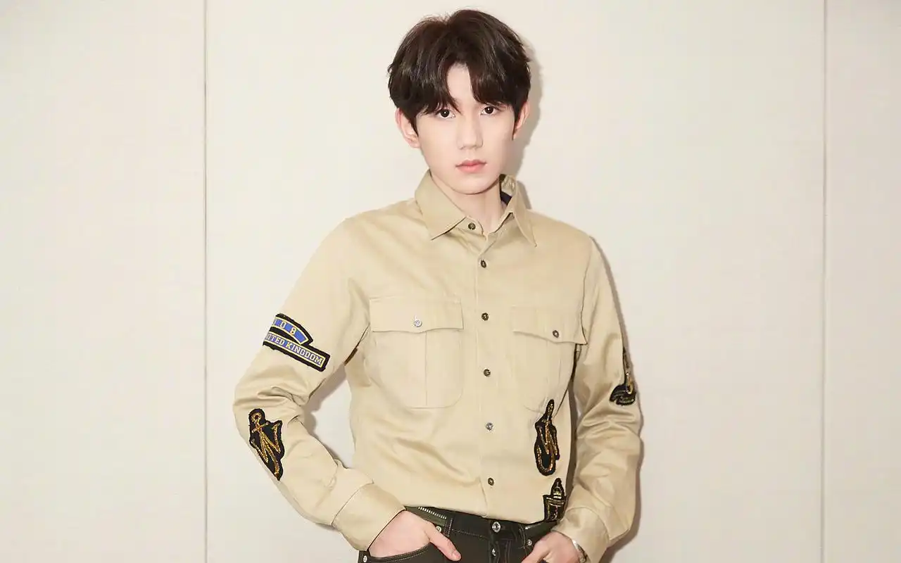 tfboys王源帅气军装高清桌面壁纸