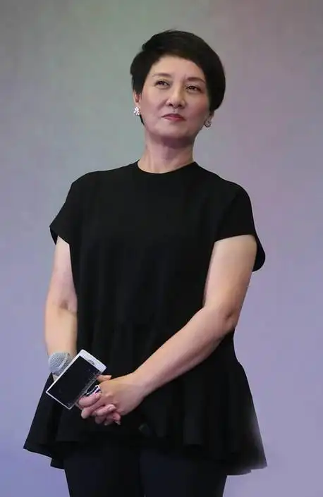 65岁邓婕自然老去优雅!穿着简单气质出众,果然美从来与年龄无关