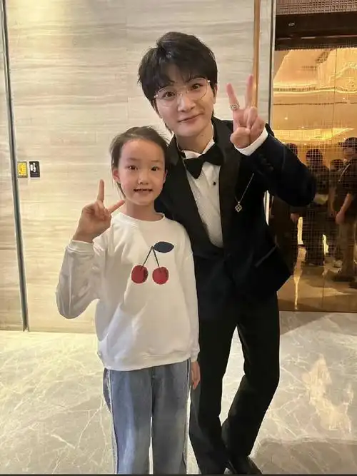 周深范丞丞郑恺韩庚台下太嗨了##周深范丞丞郑恺韩庚台下太嗨了