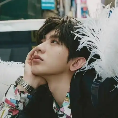 喜欢托腮的崽#蔡徐坤