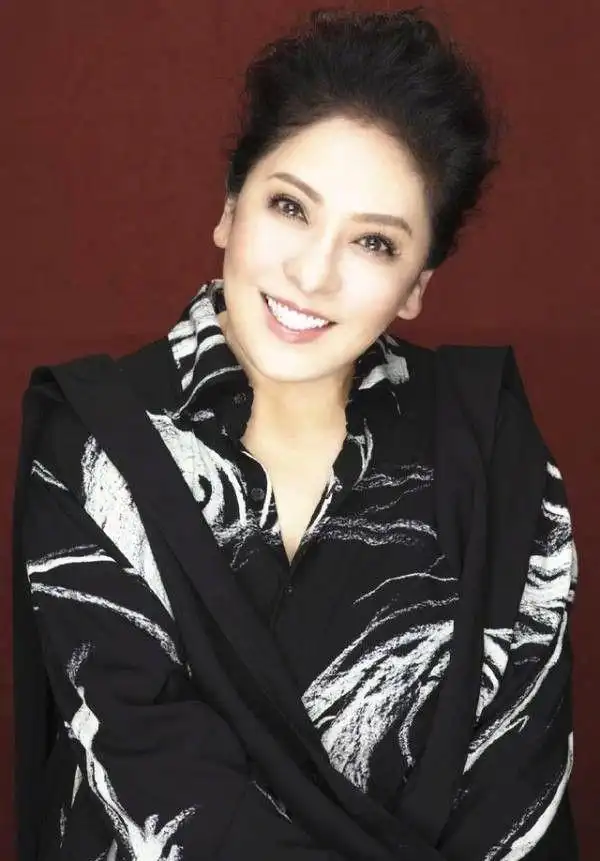 向华强和陈岚出席活动穿黑白服装很有情侣范陈岚的项链抢镜