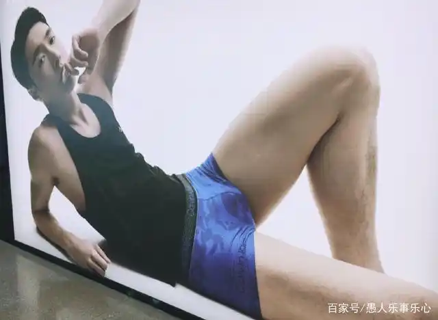 作为ck品牌中国区首位代言人, 张艺兴和其他专业模特相比确实显得瘦了