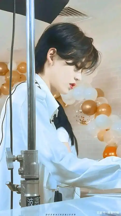 陆柯燃长发气质太绝了!人群中白得发光的她,气质冷艳,眉目如画