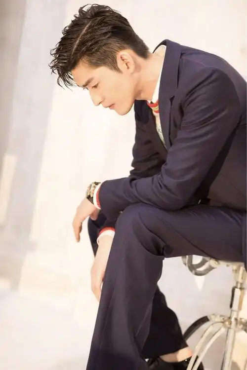 张翰太撩人!穿一件v领短袖大秀身材,一双"筷子腿"令人心疼!