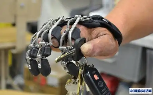 naked prosthetics公司推出手指灵活的3d打印假肢