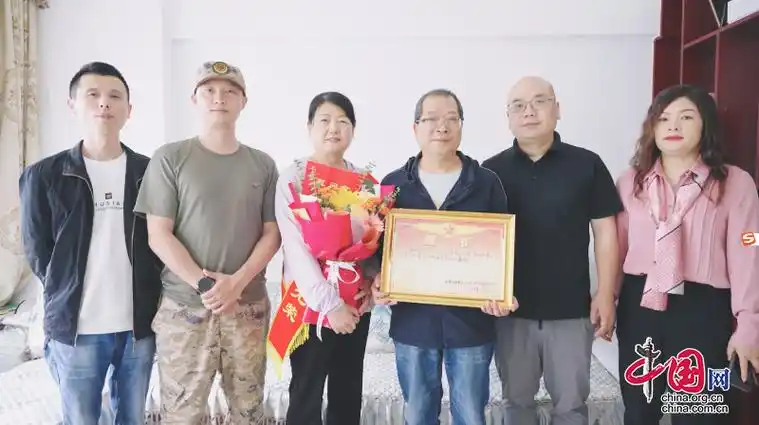 "街坊邻居纷纷赶到鲍毅家,共同见证这一荣光时刻.