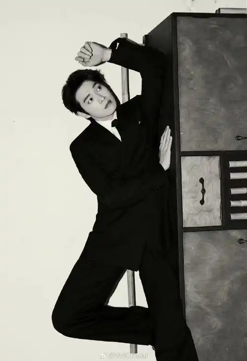 vivi星话题#魏大勋超话身穿saint laurent圣罗兰man西装,展现个人