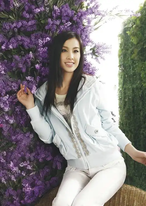 影视明星黄圣依广告秀