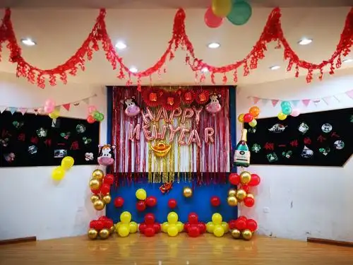 我们的晚会背景墙还可以吧