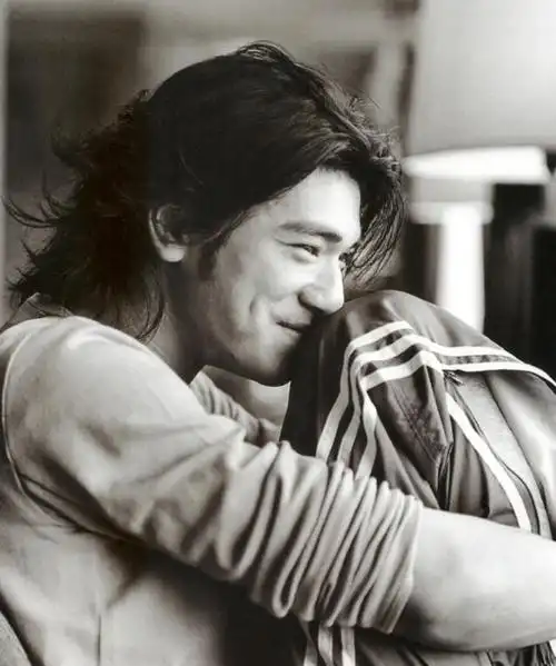 少年娘则国娘金城武留长发扎小辫却是行走的荷尔蒙