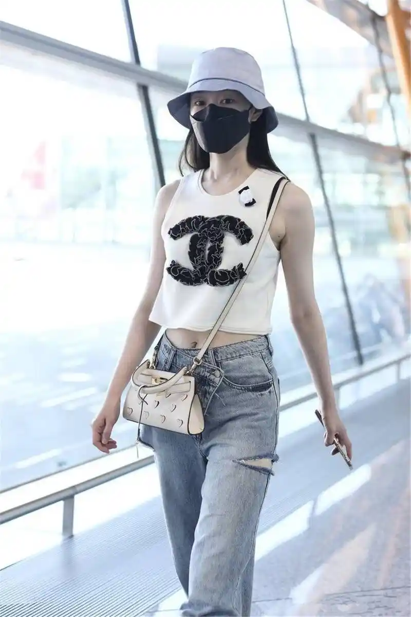 宋轶身材真好!大牌背心配牛仔裤高挑出众,撞衫女团队长一点不输