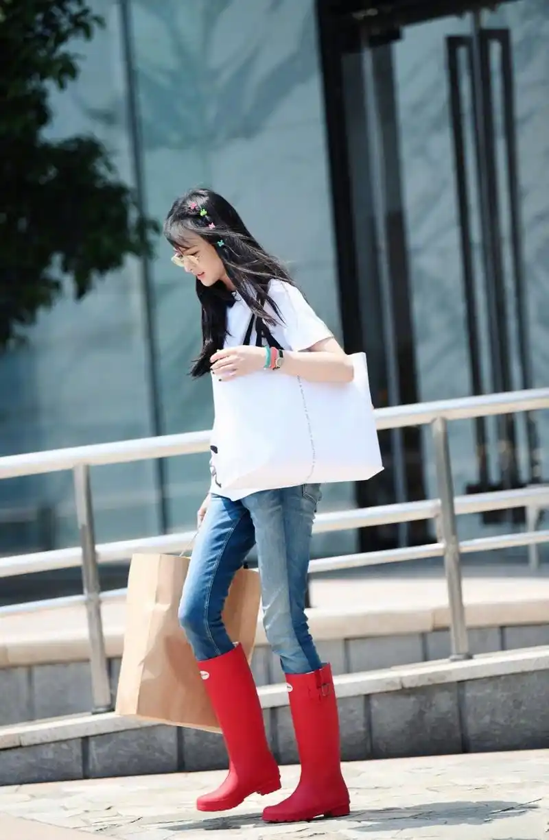 郑爽穿搭太潮了,白t恤 牛仔裤 红雨靴,又嫩回到十八岁